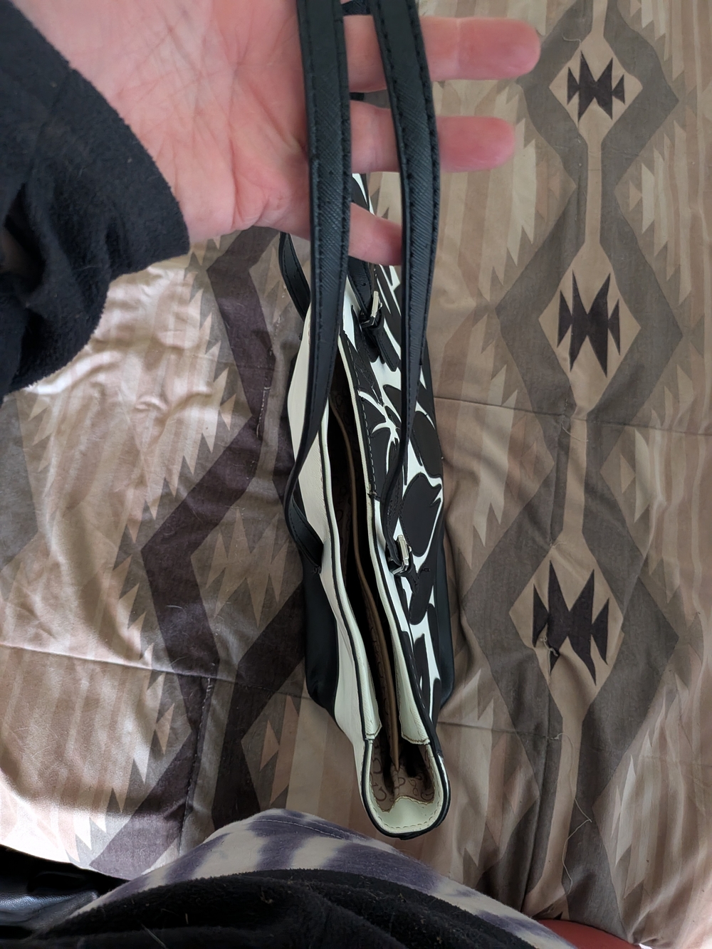 GUESS Black & White Floral Shoulder Bag - Picture 8 of 9